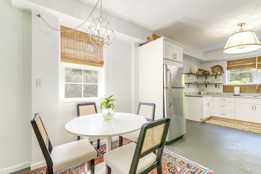 4 Mi to Uga: Bright & Airy Athens Apartment!