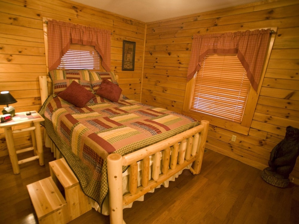 Er79 - Robyn's Nest - Great Location. Close To All The Action! 2 Bedroom Cabin by RedAwning view 4