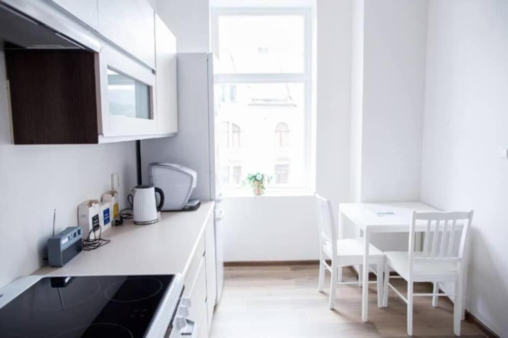 Family Friendly, Free Parking Space, Short Walk to Brosundet