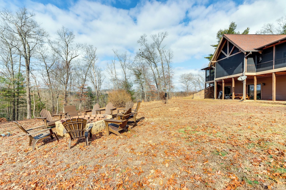 Blue Ridge Orchard Overlook' Cabin w/ Hot Tub