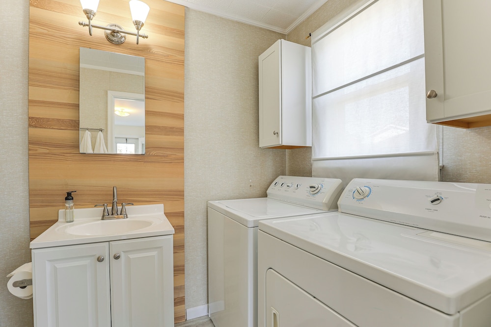 13 Mi to Downtown Baltimore: Quiet Home w/ Porch