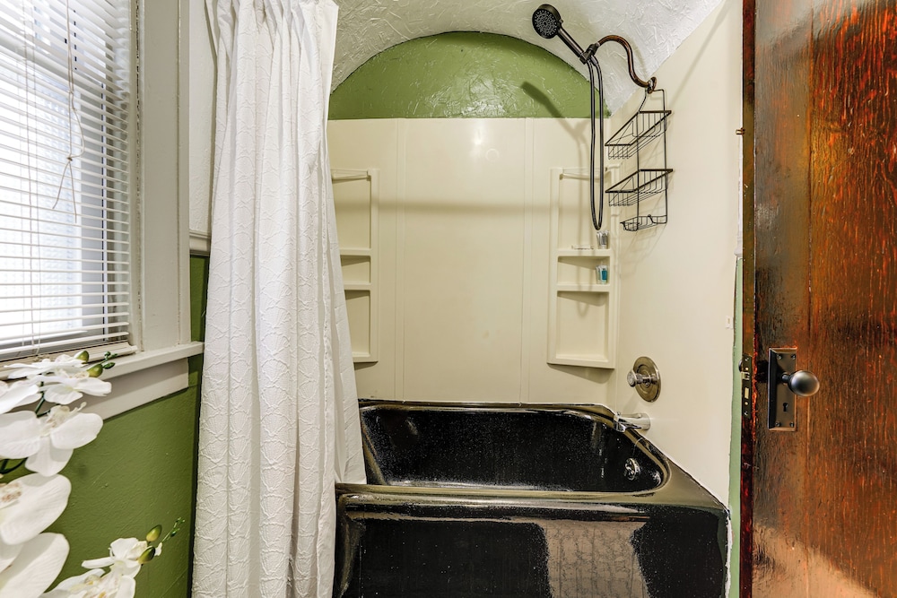 2 Mi to Dtwn: Spacious Apartment in Joliet