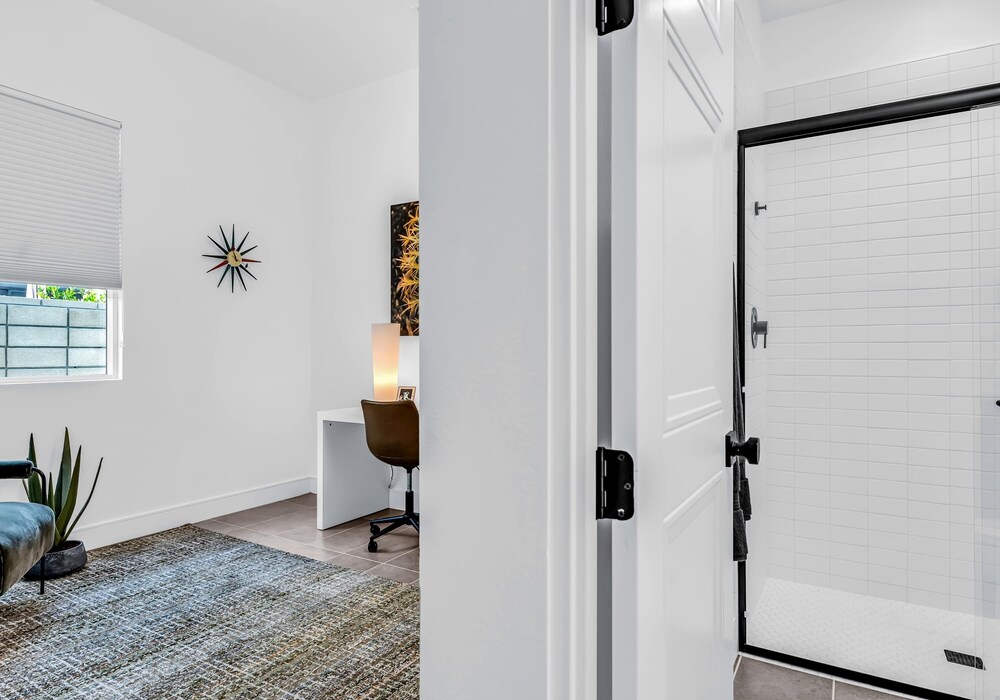 Modern Miralon - Sophisticated Retreat for Up To 5 w/ Resort Amenities