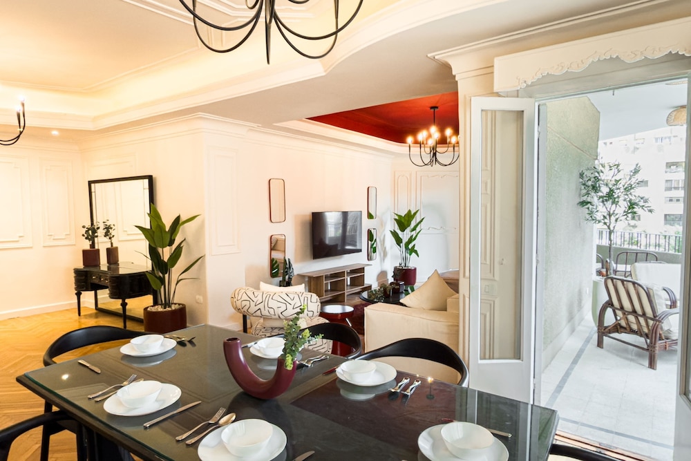 Xuru Stays I The 2bdr Crimson Crib @ The Heart Of Heliopolis