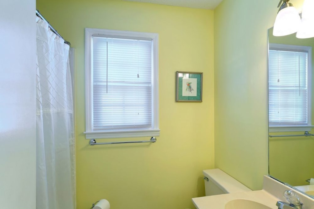 Toadally Relaxin' 2 Bedroom Home by RedAwning