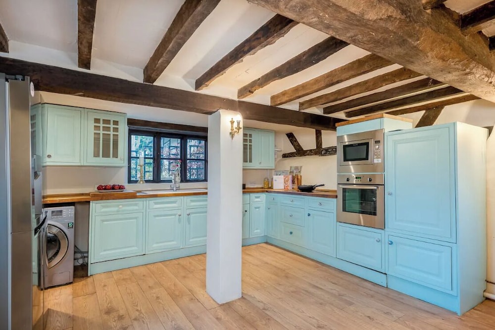 16th Century Thatched Cottage view 4