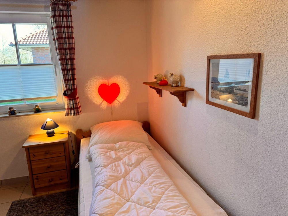 Ferienhaus mit Kaminofen in Burhave