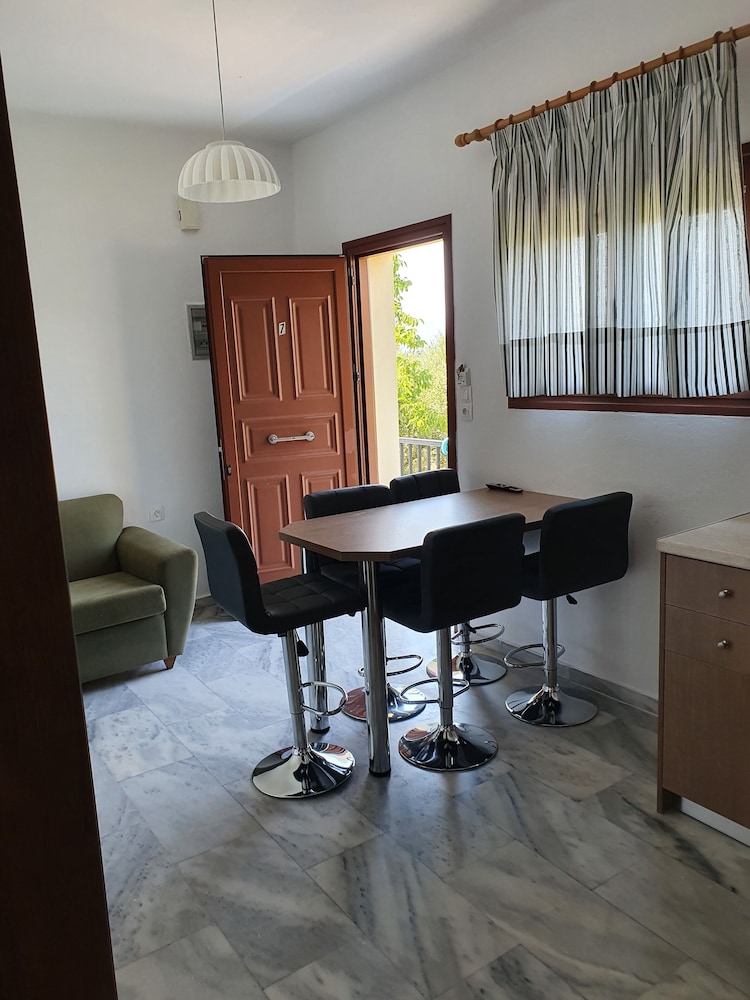 Kiki Studios & Apartments