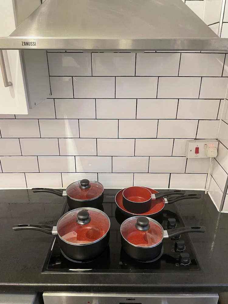 London Apartment - Sleeps 3-city Escape- Balcony