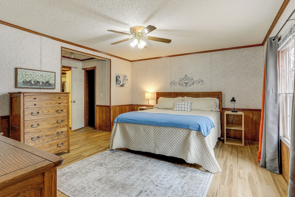 < 1 Mi to Greers Ferry Lake: Dog-friendly Home!