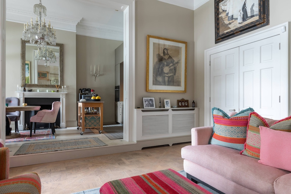 Chelsea Embankment III by Onefinestay