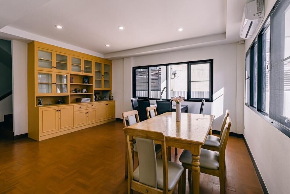 Modern Family House - 4 Bedrooms 5 Mins From Old Town With Gallery - Deja Home