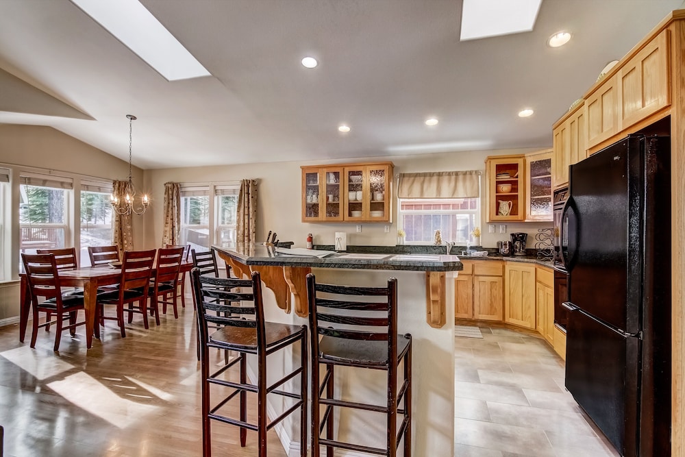 1144gb The Golden Bear 3 Bedroom Home by RedAwning view 3