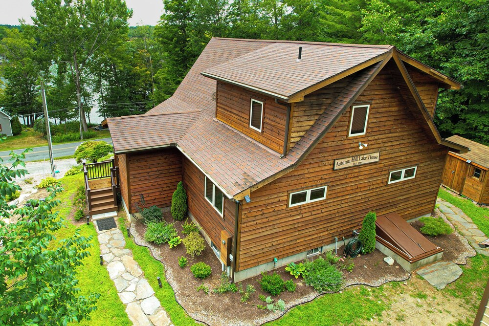3BR Home w/ Private Hot Tub, Kayaks & Lake Views