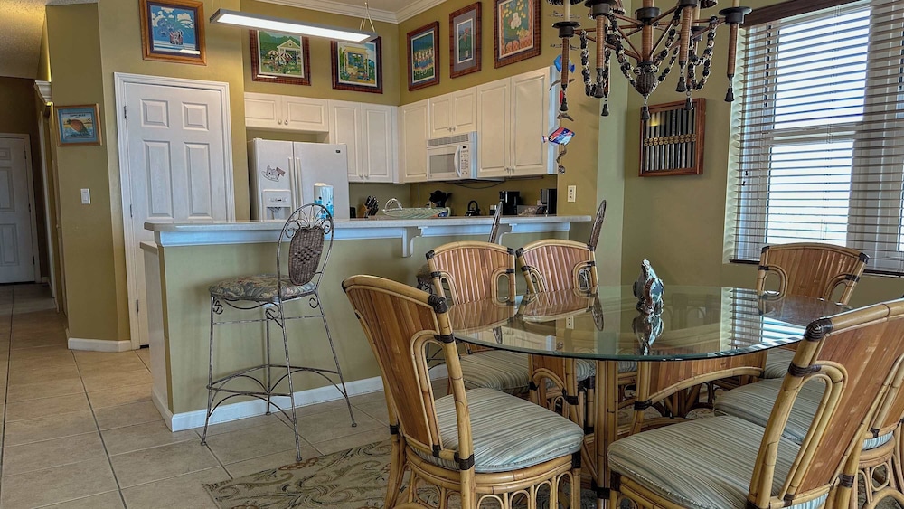 Spacious 3-bedroom Beachfront Condo Pool, Large Balcony