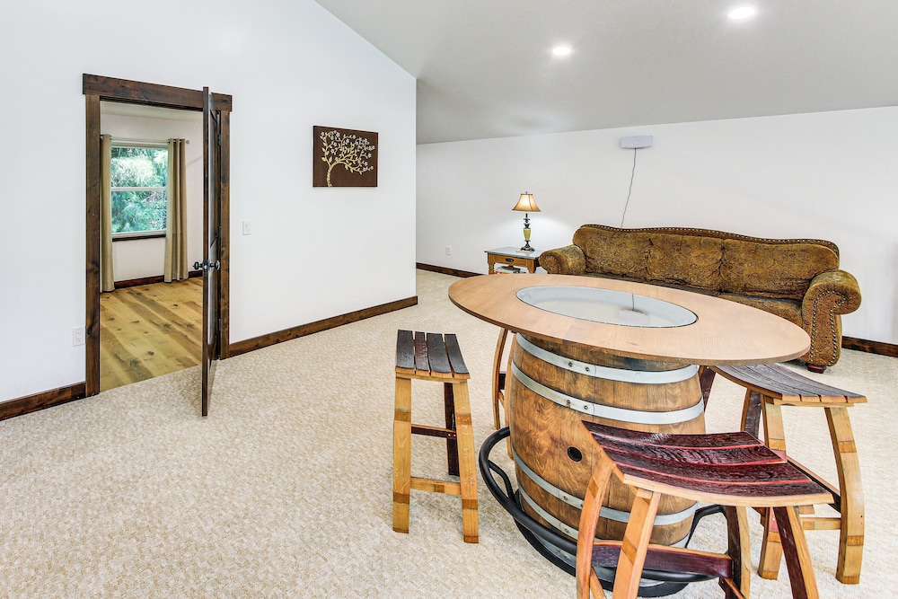 Relax, Reconnect & Explore: Modern Idaho House!