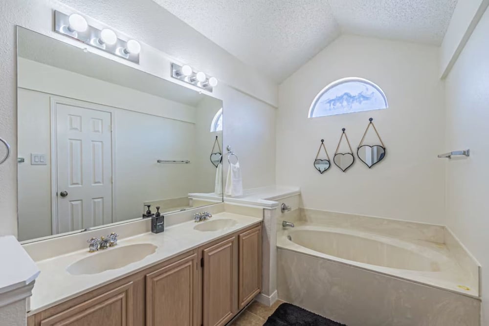 Frisco Castle 3BR Garage Parking Gated Backyard