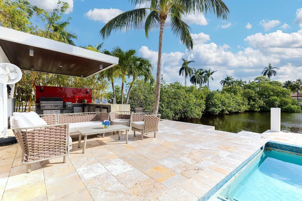 Modern Waterfront Mansion in the Heart of Las Olas Minutes From the Beach