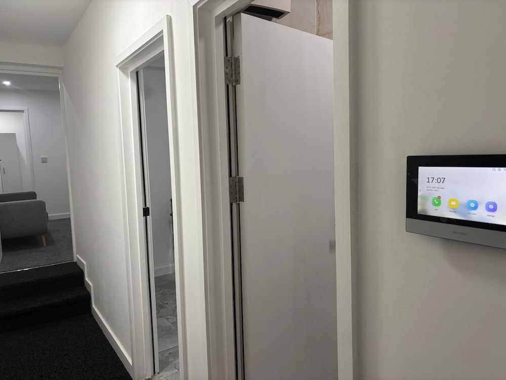 Luton Centrally Located Apartment v Close London Luton Airport