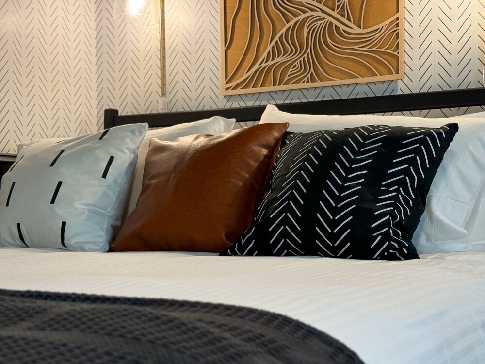 The Aurora Inn & Cottages