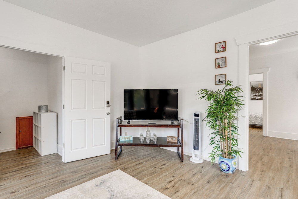 1 Mi to Green Lake: Family-friendly Seattle Home