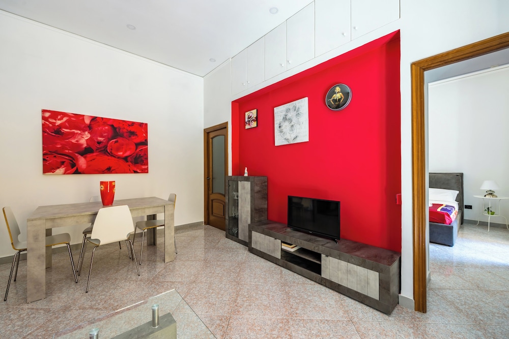 Red Comfort Flat Near Garibaldi Station