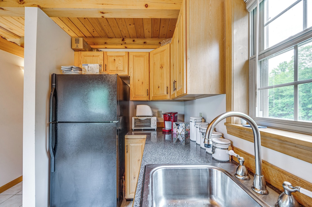 5 Mi to Jay Peak Resort: Cabin w/ Pond Access!