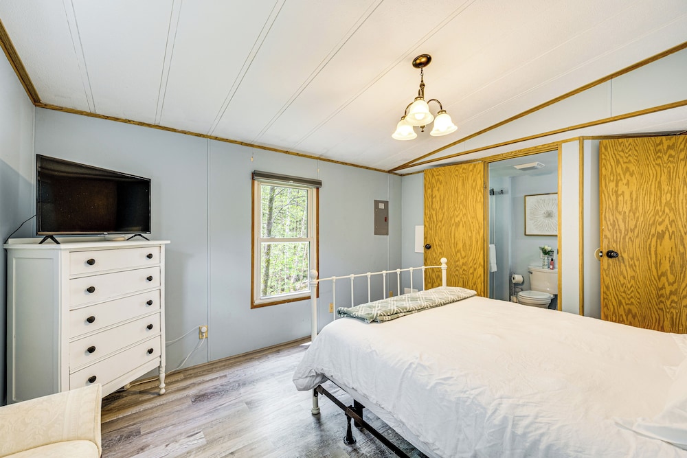 Hike, Fish & Ski: Black Bear Cabin in Albany