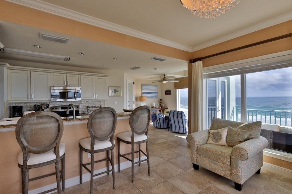 Oceanfront Condo With Beautiful Views 2 Bedroom Condo