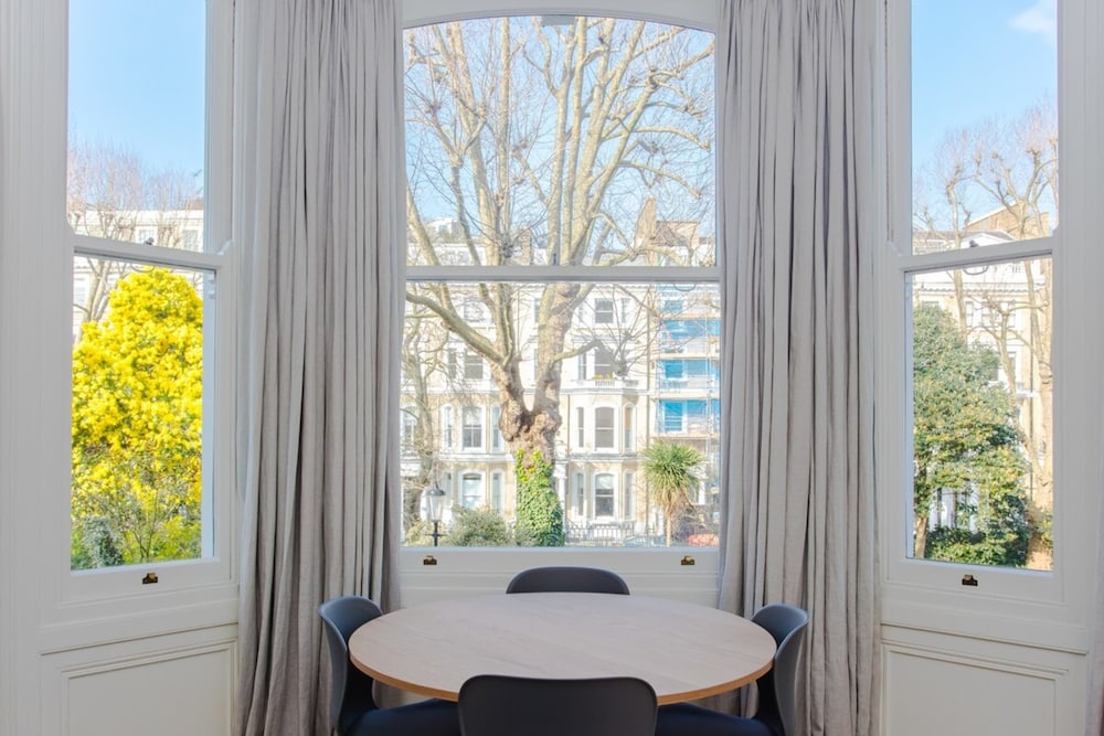 Modern & Spacious 1 Bedroom Apartment in London