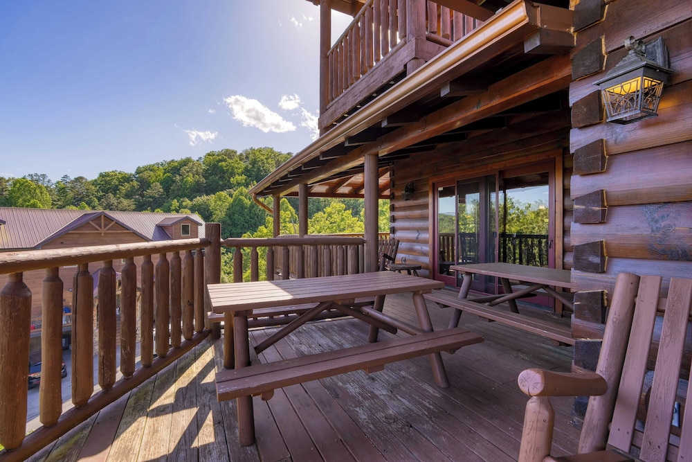 Luxury Cabin w/ Elevator, Theater & Hot Tub Near Dollywood Smoky Vista Lodge