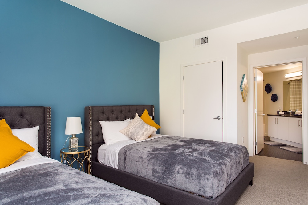 Luxurious 2BD & Den Hollywood Apartment - Image 2