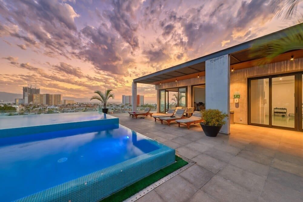 1BR Apartment - Private Balcony - Pool - Gym