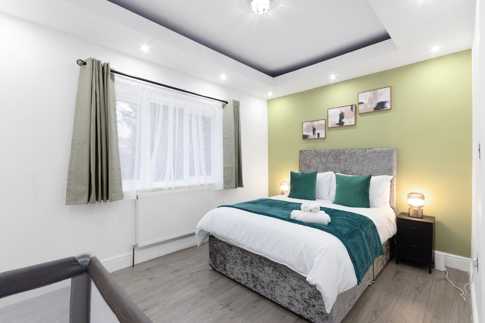 4 Bed - Sleeps 9 - Free Parking - 20 min Gatwick