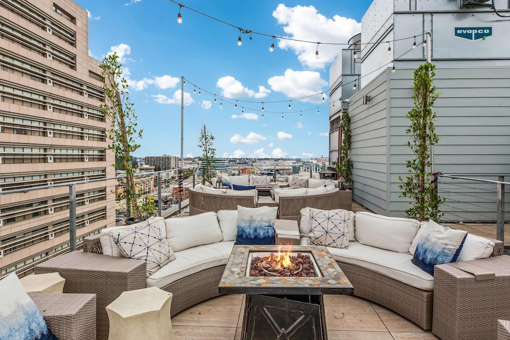 Stylish 2br/2ba At HWH by Oneluxstay
