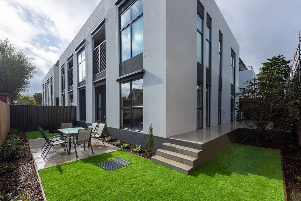 Stylish 3 Bedroom With Free Parking view 3