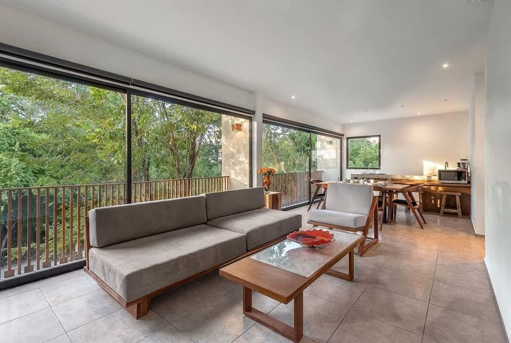 2 BR Great Located Natural Lightning