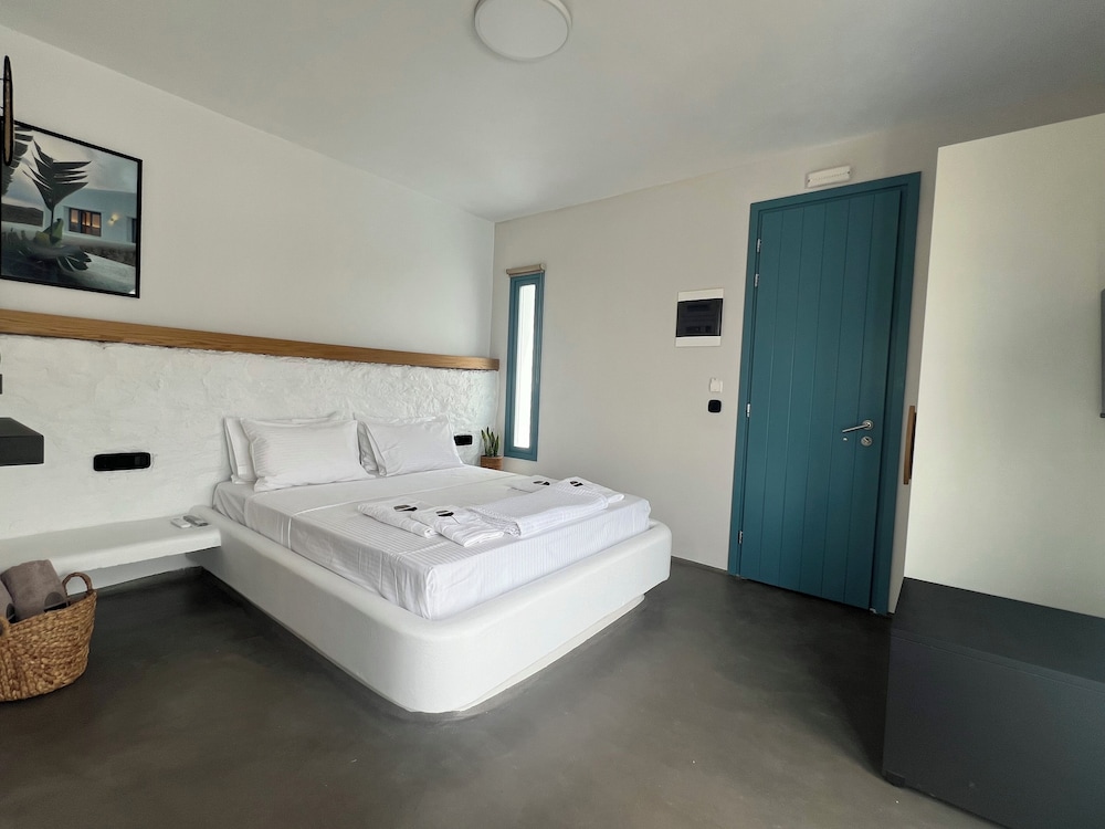 Thronos Suites