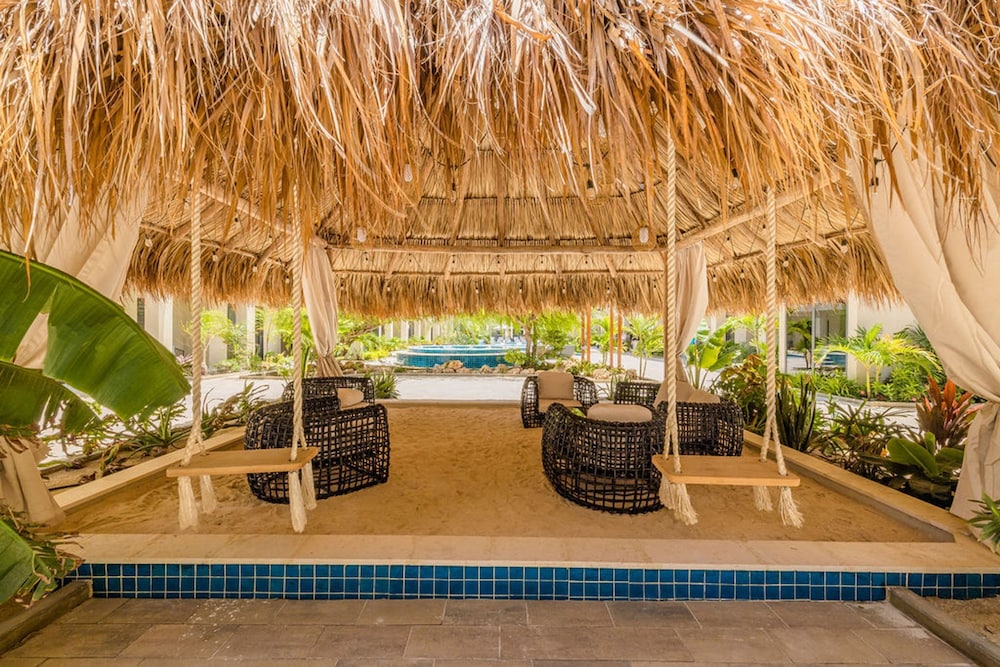 NEW Modern 2BR 2BA Condo w Gym Pool BBQ Parking