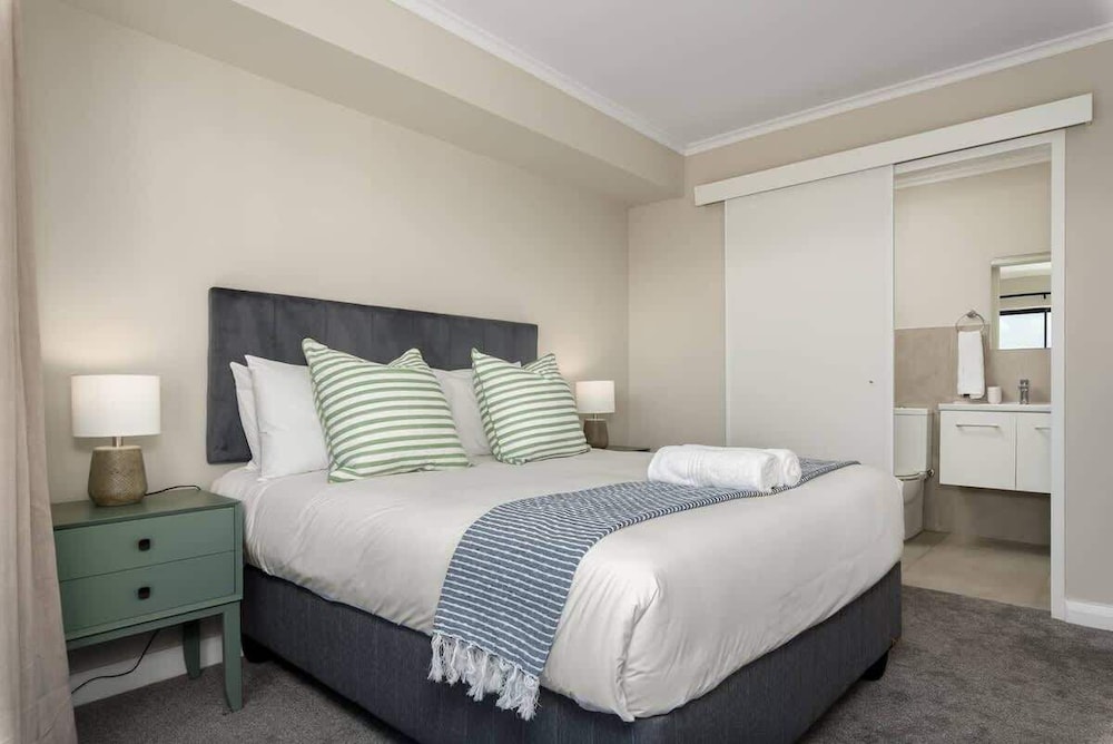 Modern 2 Bed Century City Apartment, Pool + Braai