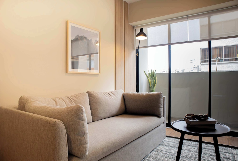 w Enchanting 2BR w Balcony Near Kennedy Park