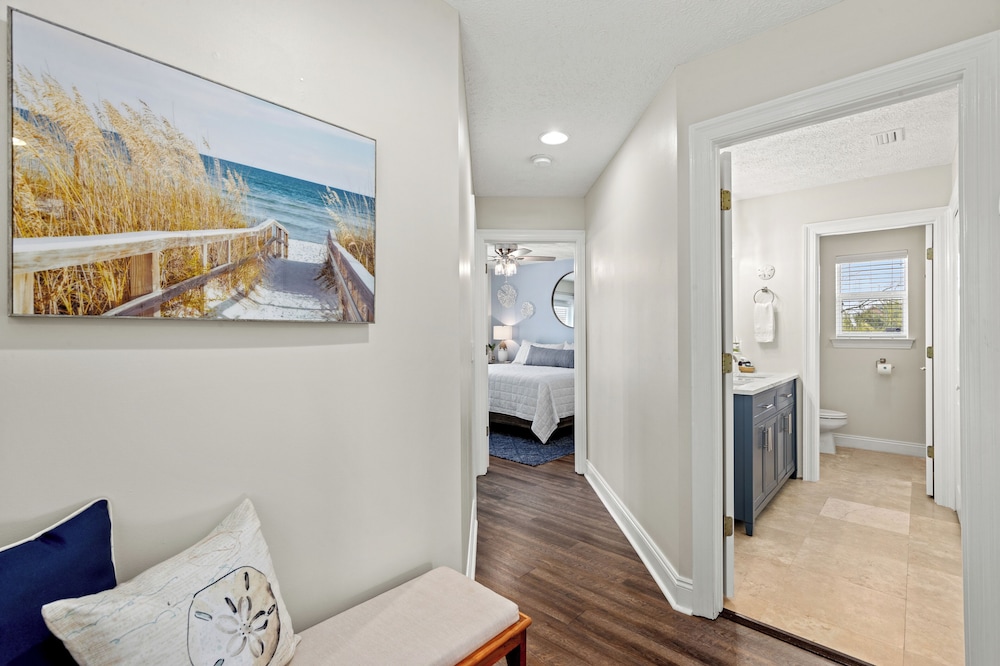 Escape to Sand Dollar Holler: Coastal Retreat, 3 Beds, 2.5 Baths, Sleeps 10!