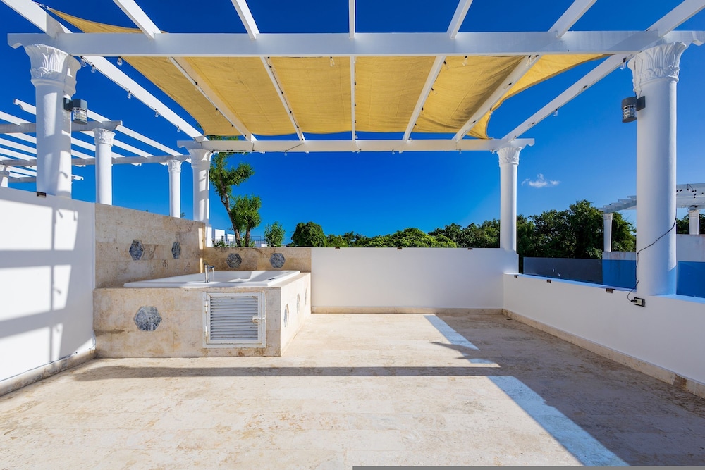 New Modern 2-lvl Punta Cana Villa in Gated Community With Private Pool Rooftop Jacuzzi