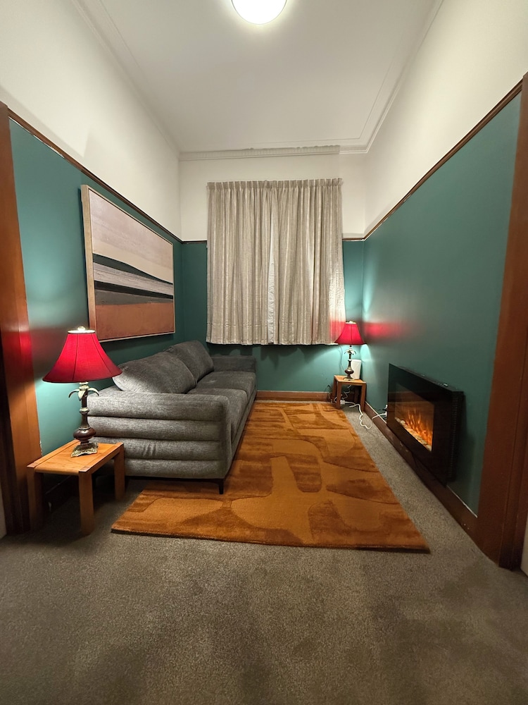 Manor on the Park Backpackers