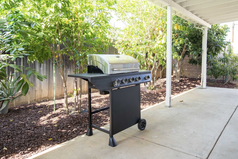 Elegant Retreat Modern Comforts, Prime Location