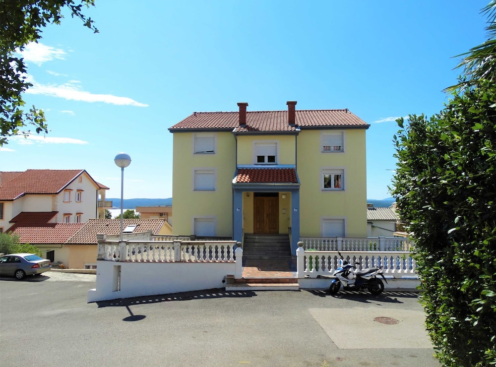 Cozy Crikvenica Apartments With Sea View and Balcony