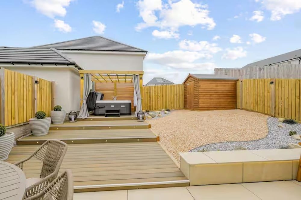 Stylish House in Perth-hot Tub-garden-sleeps 6