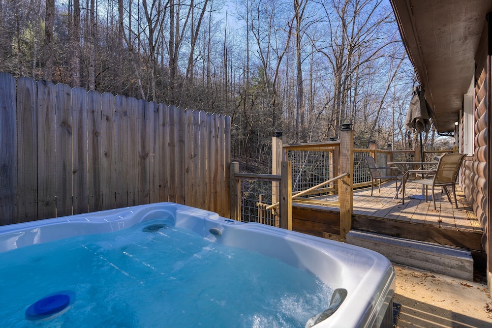 Creekside Haven Gatlinburg Escape by a Bubbling Creek Near Top Attractions
