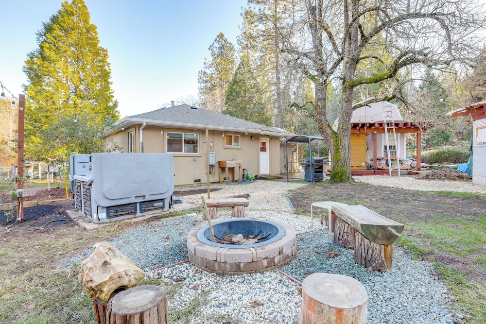 4 Mi to Dtwn Grass Valley: Forest Oasis w/ Hot Tub