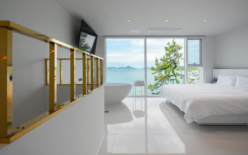 Geojedo Discovery Pool Villa view 4